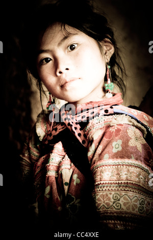 Porträt eines jungen Mädchens aus der Flower Hmong hill Stamm in einem Dorf in der Nähe von Bac Ha, Nordvietnam, Süd-Ost-Asien. Stockfoto