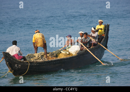 Fotografie von Roy Riley Fischer Casting ihre Netze am Strand von Kovalam in Kerala, Indien Stockfoto