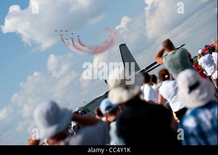 KECSKEMET, Ungarn - 8. August 2010: Zuschauer beobachten Turkish Stars Team Flug in Bildung auf Airshow anzeigen Stockfoto