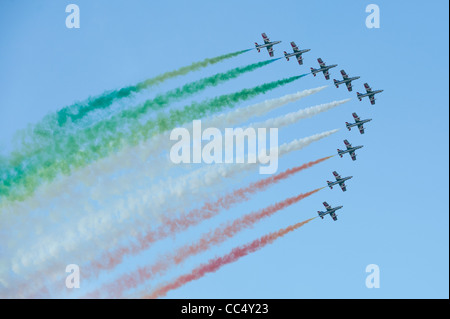 Italienische Demoteams Frecce Tricolori, fliegen in Formation mit farbigen Rauch auf Airshow 8. August 2010 in Kecksemet, Ungarn Stockfoto