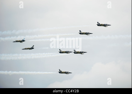 KECSKEMET, Ungarn - 8. August 2010: Flugzeuge der l-39 Breitling Kunstflugstaffel sind im Nahbereich auf Airshow überqueren Stockfoto