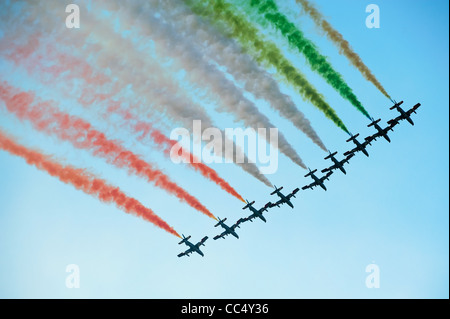 Italienische Demoteams Frecce Tricolori, fliegen in Formation mit farbigen Rauch auf Airshow 8. August 2010 in Kecksemet, Ungarn Stockfoto