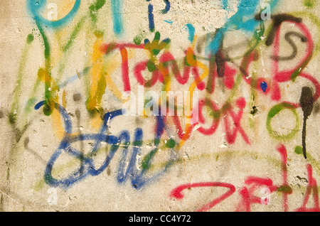 Bunte Gemälde auf alten verlassenen Gebäude Wand Hintergrund. Schmutzige Stadtmauer. Stockfoto