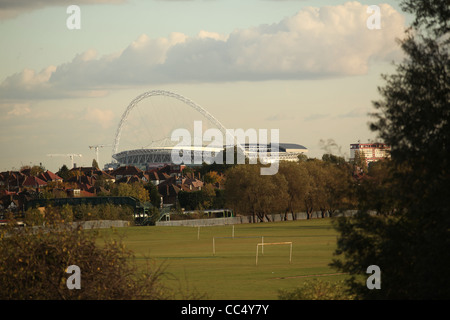 Ein Blick auf das Wembley Stadion mit Fußball im Vordergrund. Stockfoto