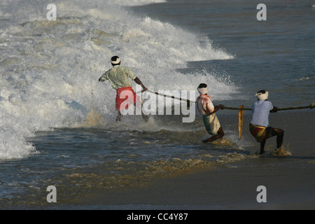 Fotografie von Roy Riley Fischer Casting ihre Netze am Strand von Kovalam in Kerala, Indien Stockfoto