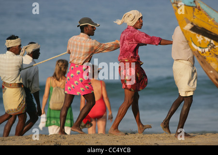 Fotografie von Roy Riley Fischer Casting ihre Netze am Strand von Kovalam in Kerala, Indien Stockfoto