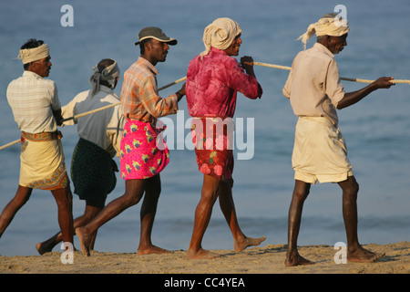 Fotografie von Roy Riley Fischer Casting ihre Netze am Strand von Kovalam in Kerala, Indien Stockfoto