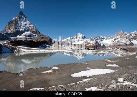 Touristen am Gletschersee stehen und bewundern die schöne Landschaft in der Nähe von Matterhorn, Schweiz Stockfoto