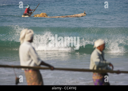 Fotografie von Roy Riley Fischer Casting ihre Netze am Strand von Kovalam in Kerala, Indien Stockfoto