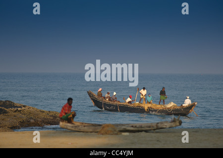 Fotografie von Roy Riley Fischer Casting ihre Netze am Strand von Kovalam in Kerala, Indien Stockfoto