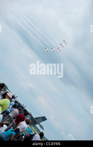 KECSKEMET, Ungarn - 8. August 2010: Zuschauer beobachten Turkish Stars Team Flug in Bildung auf Airshow anzeigen Stockfoto