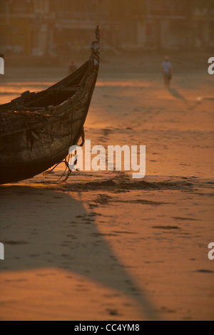 Fotografie von Roy Riley Fischer Casting ihre Netze am Strand von Kovalam in Kerala, Indien Stockfoto