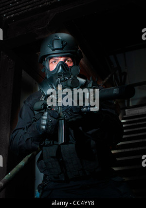 Eine airsoft Spieler Tragen besonderer schwarz Kräfte gleichmäßig in der Counter Terrorist Spiele verwendet (nach Modell gestellt) Stockfoto