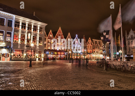 Stadt Zentrum von Brügge (Brügge) in Belgien mit Weihnachtsdekoration. Nachtaufnahme mit Lichtern. Stockfoto