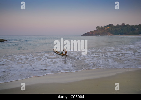 Fotografie von Roy Riley Fischer Casting ihre Netze am Strand von Kovalam in Kerala, Indien Stockfoto