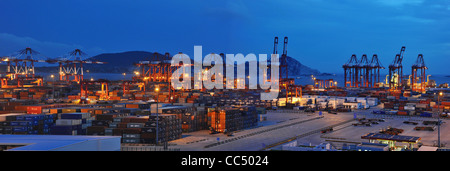 Yangshan Deep-Water Hafen bei Nacht, Pudong New Area, Shanghai, China Stockfoto