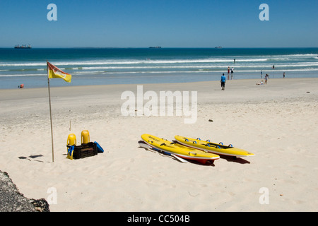 Ausrüstung der Rettungsschwimmer am Strand in Milnerton Leuchtturm, Südafrika. Stockfoto