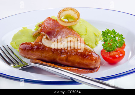 Irische Würste und Speck mit grünen Kartoffelpüree Stockfoto