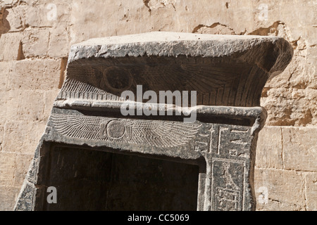 Schrein von nahe gelegenen antiken Tempel in der koptischen weißen Kloster in der Nähe der oberen ägyptischen Stadt Sohag, Mittelägypten wiederverwendet Stockfoto