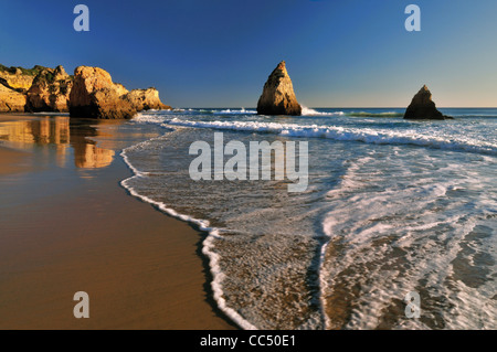 Portugal, Algarve. Felsformationen am Strand Prainha in der Nähe von Alvor Stockfoto