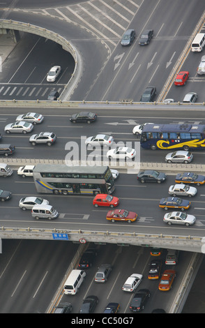 Viel befahrenen Autobahn im Central Business District, Beijing, China