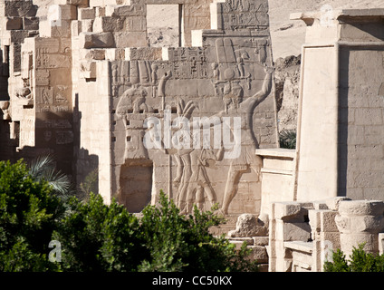 Blick auf die Totentempel von Pharao Ramses III, Medinet Habu, West Bank, Luxor, Ägypten Stockfoto