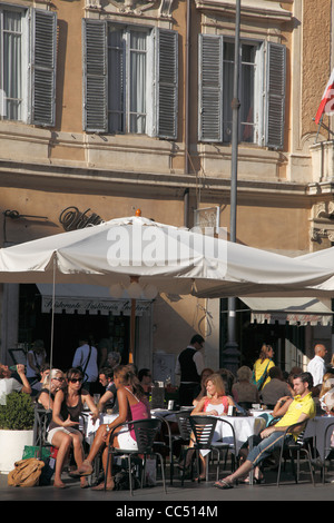 Italien, Latium, Rom, Piazza di San Lorenzo in Lucina, Café, Menschen, Stockfoto