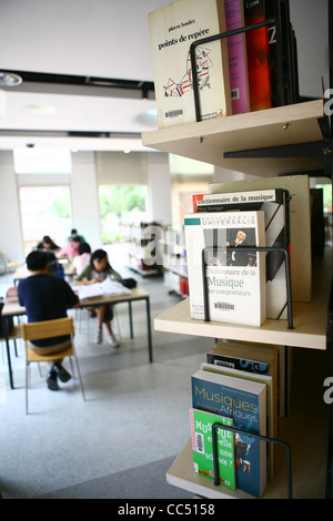 Verschiedene Bücher über Regal, Centre Culturel, Beijing, China Stockfoto