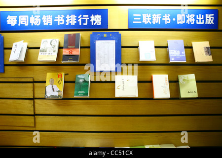 Populäre Bücher im Regal, Anzeige Sanlian Taofen Buchhandlung, Beijing, China Stockfoto