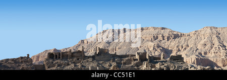 Lange Panorama-Aufnahme der Umfassungsmauer an der Leichenhalle Tempel des Pharao Ramses III, Medinet Habu, West Bank Luxor, Ägypten Stockfoto