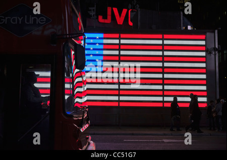 Times Square, elektrische amerikanische Flagge der US-Streitkräfte Career Center, Reflexion über Bus, in Manhattan, New York City, NY, USA Stockfoto