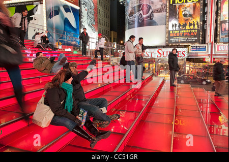 Times Square TKTS große rote Treppe, Besucher fotografieren, Touristen, die gerne am Broadway Billboards, Manhattan, NYC, USA 2012 Stockfoto