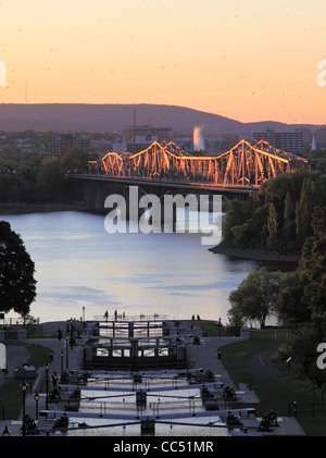 Kanada, Ontario, Ottawa, Rideau-Kanal sperren, Ottawa River, Alexandra Bridge, Stockfoto