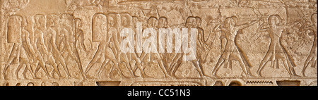 Panorama-Aufnahme der Reliefs in der Leichenhalle Tempel des Pharao Ramses III, Medinet Habu, West Bank, Luxor, Ägypten Stockfoto