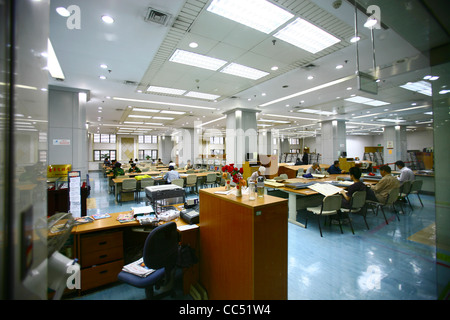 Menschen lesen Buch in der Bibliothek der Hauptstadt, Beijing, China Stockfoto