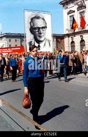 Demonstration am 1. Mai 1973 in Ost-Berlin mit Bannern, Fahnen und große Porträts des Generalsekretärs der SED Honecker. Stockfoto