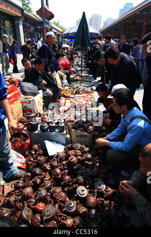 Straßenstand Verkäufer Verkauf antik, Antikmarkt Panjiayuan, Peking, China Stockfoto