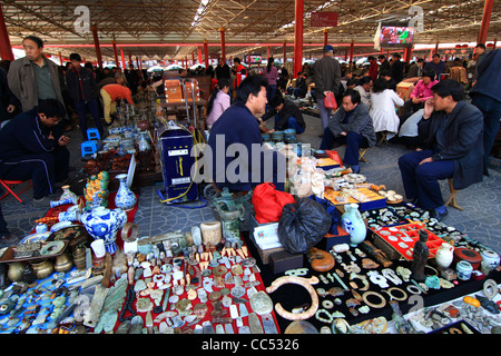 Straßenstand Verkäufer Verkauf antik, Antikmarkt Panjiayuan, Peking, China Stockfoto