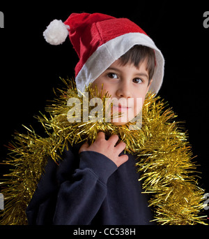Jungen tragen Weihnachtsmütze mit Lametta Stockfoto