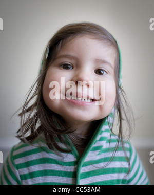 Mädchen tragen grün gestreiftes top Stockfoto