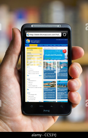 Navigieren auf der Webseite von Thomas Cook auf einem HTC-smartphone Stockfoto