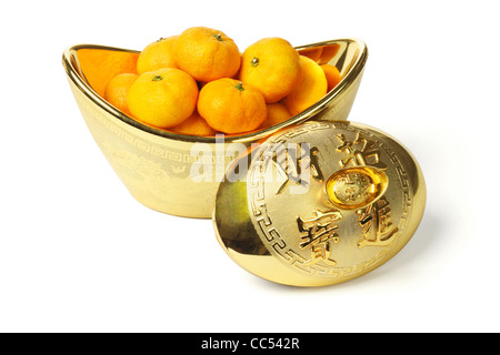 Mandarinen in Goldbarren Container auf weißem Hintergrund Stockfoto