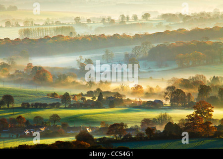 Ein Winter-Sonnenaufgang Blick vom Martinsell Hill in Vale of Pewsey in Wiltshire, England, UK Stockfoto