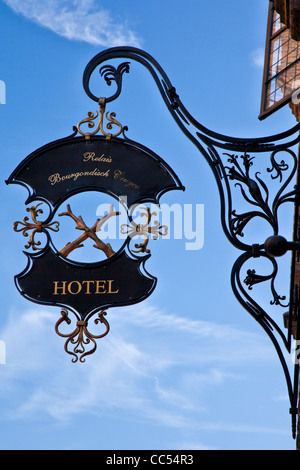 Hängende Zeichen der wasserseitigen Boutiquehotel Relais Bourgondisch Cruyce auf Wollestraat in Brügge, Belgien Stockfoto