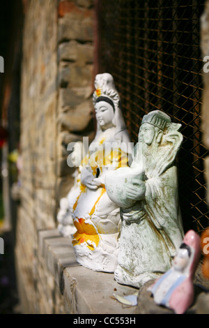 Buddha-Statuen auf der Fensterbank, Fuxi divinatorische Pavillon, Shangcai, Henan, China Stockfoto