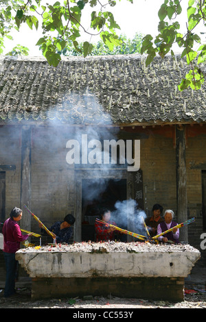 Lokale Leute brennen Räucherstäbchen, Fuxi divinatorische Pavillon, Shangcai, Henan, China Stockfoto