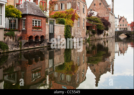 Häuser in der Gouden Handstraat Bcking auf den Gouden Handrei Kanal in Bruges,(Brugge), Belgien Stockfoto