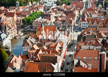 Blick über die Dächer von Brügge (Brugge) in Flandern Belgien vom Belfry. Rosenkranz-Kai (Rozenhoedkaai) auf der linken Seite. Stockfoto