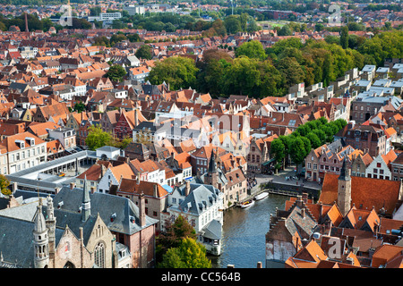 Blick über Dächer, Kai Rosenkranz und Vismarkt, Fischmarkt in Brügge (Brugge), Flandern, Belgien-der Glockenturm entnommen. Stockfoto