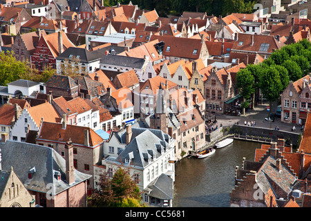 Blick über die Dächer und Kai Rosenkranz, Rozenhoedkaai in der belgischen Stadt Brügge (Brugge), Belgien vom Belfry. Stockfoto